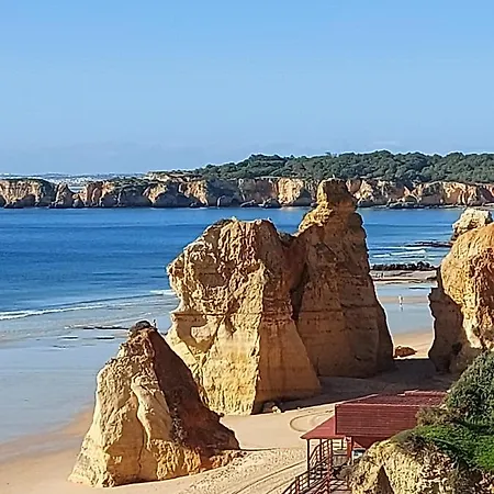 Em Frente à Com Piscina E Ténis *