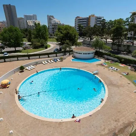 Em Frente à Com Piscina E Ténis *
